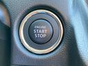 キーレスプッシュスタートシステムはカギを出さずにエンジン始動が可能です。 *ブレーキを踏んでボタンを押すと、エンジンがかかります。