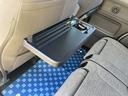 フロントシート裏には後席の方が必要に応じて使用できる簡易テーブル・ドリンクホルダー付き。水拭き可能でお手入れも簡単です。