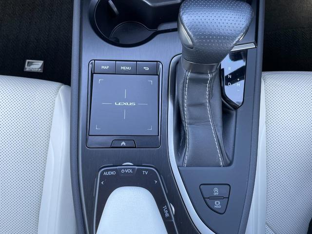 UX200 Fスポーツ サンルーフ・3眼LEDヘッドライト・カラーHUD・ホワイトレザー・パノラミックビュー・シートヒーター・ETC2.0・BSM・PKSB・ハンズフリーパワーバックドア・ステアリングヒーター・ルーフレール(22枚目)