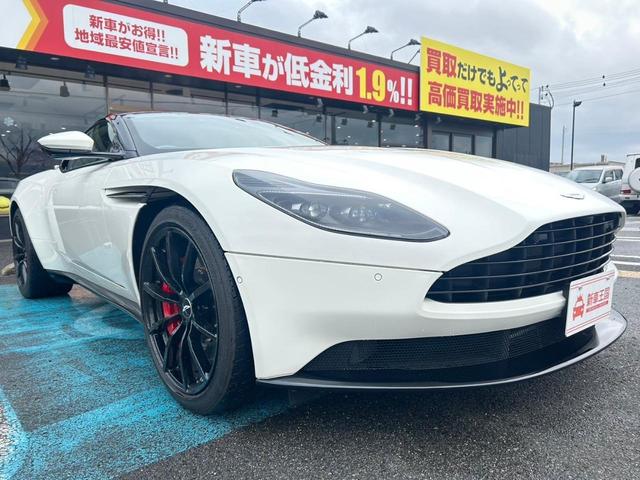 ＤＢ１１ Ｖ８　グロスブラックルーフ／クリームトリュフオブシディアンブラックレザー／ネクサスキルティング／レッドキャリパー／ガームクロームステアリングホイール２０インチ／タッチパット操作／全方位／コントラストステッチ（10枚目）