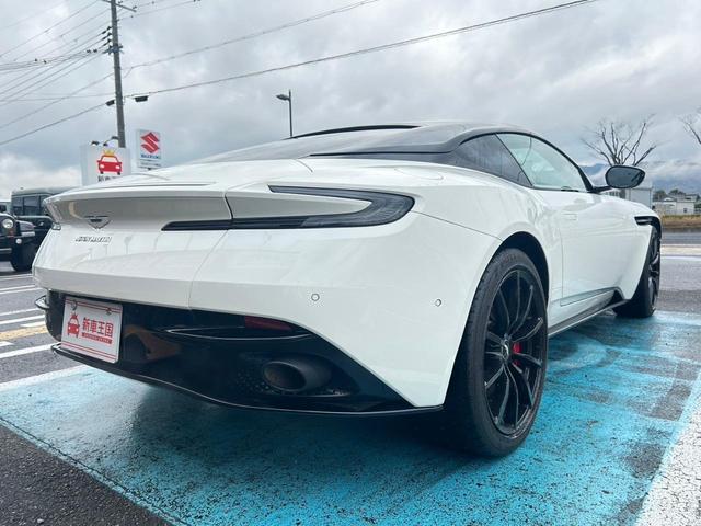 ＤＢ１１ Ｖ８　グロスブラックルーフ／クリームトリュフオブシディアンブラックレザー／ネクサスキルティング／レッドキャリパー／ガームクロームステアリングホイール２０インチ／タッチパット操作／全方位／コントラストステッチ（11枚目）