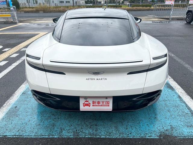 ＤＢ１１ Ｖ８　グロスブラックルーフ／クリームトリュフオブシディアンブラックレザー／ネクサスキルティング／レッドキャリパー／ガームクロームステアリングホイール２０インチ／タッチパット操作／全方位／コントラストステッチ（12枚目）