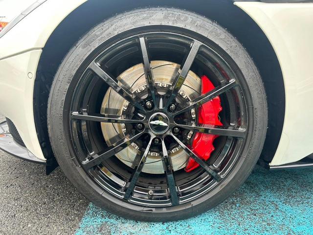 ＤＢ１１ Ｖ８　グロスブラックルーフ／クリームトリュフオブシディアンブラックレザー／ネクサスキルティング／レッドキャリパー／ガームクロームステアリングホイール２０インチ／タッチパット操作／全方位／コントラストステッチ（14枚目）