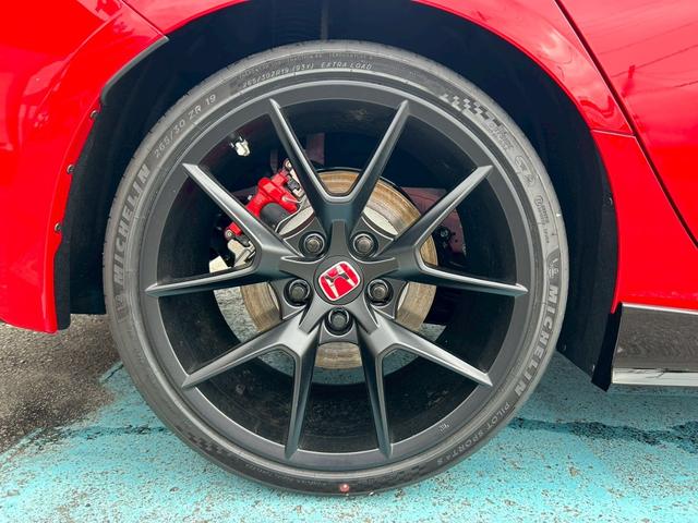 シビック タイプＲ　レーシングブラックパッケージ　登録済未使用車／レーシングブラックパッケージ／純正ホンダコネクトナビ／バックカメラ／フルセグＴＶ／ブラインドスポットモニター／純正１９インチアルミ（17枚目）