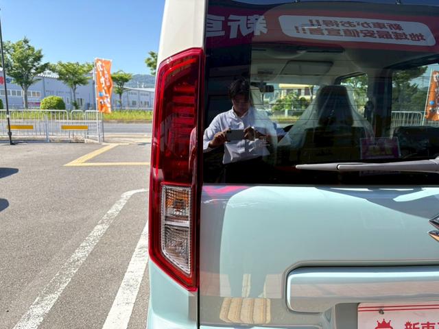 スペーシア ハイブリッドＸ　届出済未使用車／シートヒーター／衝突被害軽減ブレーキ／コーナーセンサー／両側パワスラ／アイドリングストップ／オットマン／ステリングリモコン／電動格納ミラー／フルフラット／バックカメラ／オートライト（15枚目）