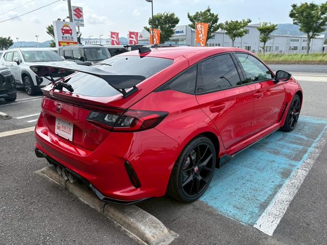 シビック タイプＲ　登録済未使用車／禁煙車／純正ホンダコネクトナビ／バックカメラ／ＬＥＤヘッドライト／クルーズコントロール／ＥＴＣ車載器／フルセグＴＶ／Ｂｌｕｅｔｏｏｔｈ／ステアリングリモコン／ホンダセンシング（8枚目）