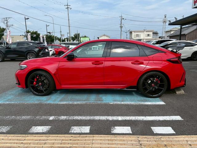 シビック タイプＲ　登録済未使用車／禁煙車／純正ホンダコネクトナビ／バックカメラ／ＬＥＤヘッドライト／クルーズコントロール／ＥＴＣ車載器／フルセグＴＶ／Ｂｌｕｅｔｏｏｔｈ／ステアリングリモコン／ホンダセンシング（12枚目）