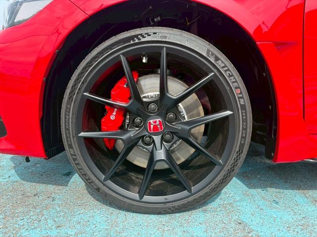 シビック タイプＲ　登録済未使用車／禁煙車／純正ホンダコネクトナビ／バックカメラ／ＬＥＤヘッドライト／クルーズコントロール／ＥＴＣ車載器／フルセグＴＶ／Ｂｌｕｅｔｏｏｔｈ／ステアリングリモコン／ホンダセンシング（17枚目）