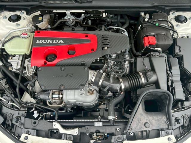 シビック タイプＲ　登録済未使用車／禁煙車／純正ホンダコネクトナビ／バックカメラ／ＬＥＤヘッドライト／クルーズコントロール／ＥＴＣ車載器／フルセグＴＶ／Ｂｌｕｅｔｏｏｔｈ／ステアリングリモコン／ホンダセンシング（22枚目）