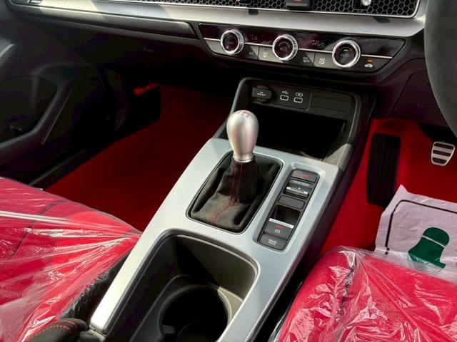 シビック タイプＲ　登録済未使用車／禁煙車／純正ホンダコネクトナビ／バックカメラ／ＬＥＤヘッドライト／クルーズコントロール／ＥＴＣ車載器／フルセグＴＶ／Ｂｌｕｅｔｏｏｔｈ／ステアリングリモコン／ホンダセンシング（29枚目）