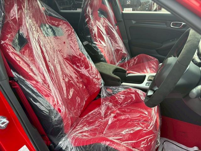 シビック タイプＲ　登録済未使用車／禁煙車／純正ホンダコネクトナビ／バックカメラ／ＬＥＤヘッドライト／クルーズコントロール／ＥＴＣ車載器／フルセグＴＶ／Ｂｌｕｅｔｏｏｔｈ／ステアリングリモコン／ホンダセンシング（38枚目）
