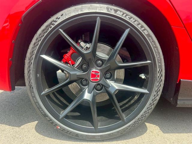 シビック タイプＲ　登録済未使用車／禁煙車／純正ホンダコネクトナビ／バックカメラ／ＬＥＤヘッドライト／クルーズコントロール／ＥＴＣ車載器／フルセグＴＶ／Ｂｌｕｅｔｏｏｔｈ／ステアリングリモコン／ホンダセンシング（13枚目）