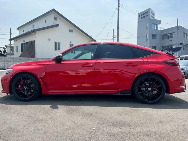 シビック タイプＲ　登録済未使用車／禁煙車／純正ホンダコネクトナビ／バックカメラ／ＬＥＤヘッドライト／クルーズコントロール／ＥＴＣ車載器／フルセグＴＶ／Ｂｌｕｅｔｏｏｔｈ／ステアリングリモコン／ホンダセンシング（16枚目）