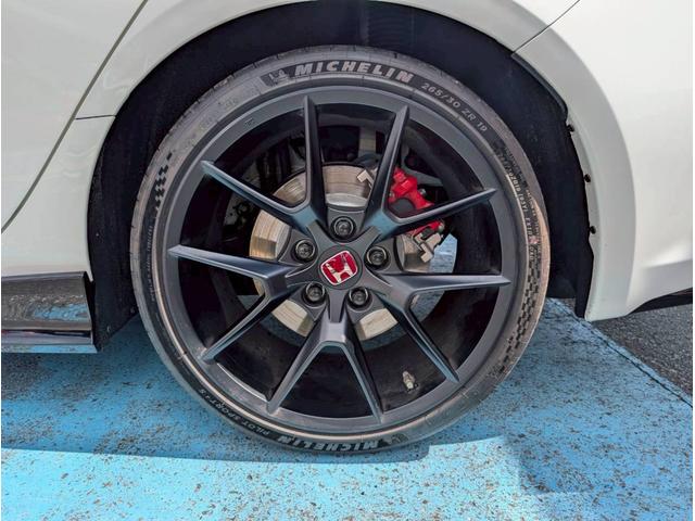シビック タイプＲ　ワンオーナー／禁煙車／バックカメラ／ホンダセンシング／ホンダコネクトディスプレイ／デジタルグラフィックメーター／ＥＴＣ２．０車載器／フルセグＴＶ／クルーズコントロール／ブラインドスポットモニター（17枚目）