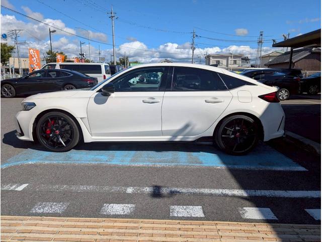 シビック タイプＲ　ワンオーナー／禁煙車／バックカメラ／ホンダセンシング／ホンダコネクトディスプレイ／デジタルグラフィックメーター／ＥＴＣ２．０車載器／ＬＥＤヘッドライト／クルーズコントロール／ブラインドスポットモニター（11枚目）