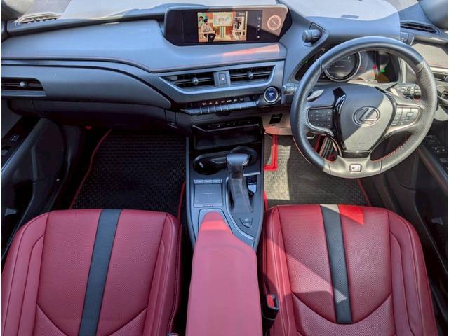 ＵＸ ＵＸ２５０ｈ　Ｆスポーツ　禁煙車／サンルーフ／３眼ＬＥＤヘッドライト／社外１９インチアルミホイール／パワーバックドア／バックカメラ／シートヒーター／ステアリングヒーター／ＣＤ・ＤＶＤデッキ／アクティブサウンドコントロール／（5枚目）