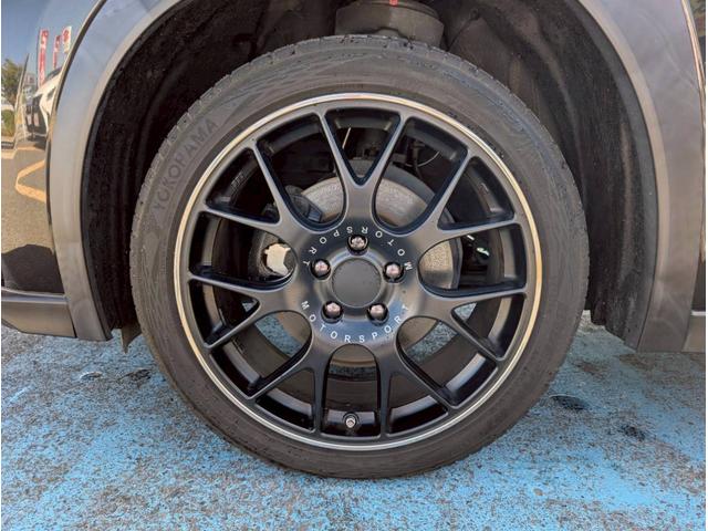 ＵＸ ＵＸ２５０ｈ　Ｆスポーツ　禁煙車／サンルーフ／３眼ＬＥＤヘッドライト／社外１９インチアルミホイール／パワーバックドア／バックカメラ／シートヒーター／ステアリングヒーター／ＣＤ・ＤＶＤデッキ／アクティブサウンドコントロール／（14枚目）
