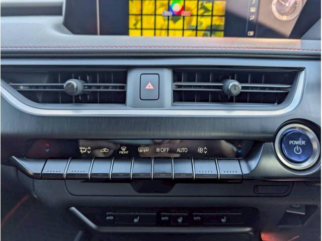 ＵＸ ＵＸ２５０ｈ　Ｆスポーツ　禁煙車／サンルーフ／３眼ＬＥＤヘッドライト／社外１９インチアルミホイール／パワーバックドア／バックカメラ／シートヒーター／ステアリングヒーター／ＣＤ・ＤＶＤデッキ／アクティブサウンドコントロール／（34枚目）