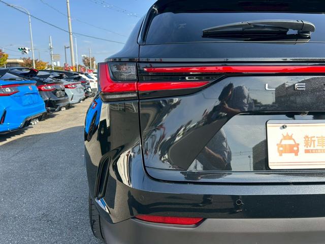 ＮＸ ＮＸ３５０ｈ　Ｆスポーツ　後席電動格納シート／パノラマルーフ／デジタルインナーミラー／３眼ＬＥＤヘッドライト／後席シートヒーター／ルーフレール／ワンオーナー／純正２０インチアルミ／ブラインドスポットモニター／内装レッド／ＥＴＣ（18枚目）