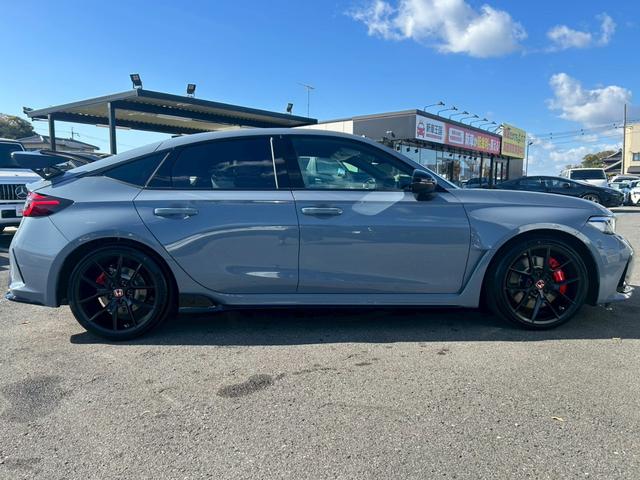 シビック タイプＲ　届出済未使用車／ホンダセンシング／ホンダコネクトディスプレイオーディオ／タイプＲ専用赤シートＬＥＤヘッドライト／バックカメラ／ＥＴＣ２．０（7枚目）