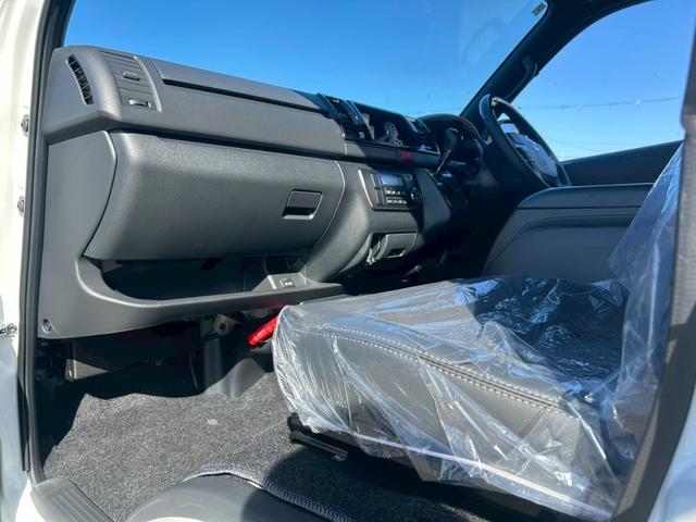 ハイエースバン ロングスーパーGL ダークプライムS 登録済未使用車/デジタルインナーミラーカメラ内臓/両側パワースライドドア/ハーフレザーシート/LEDヘッドライト/LEDフォグランプ/リアゲートイージークロジャー/ミラー型バックカメラ(54枚目)
