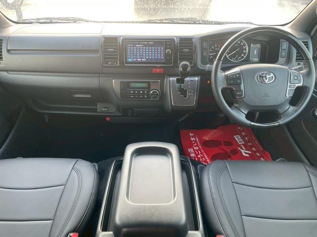 ハイエースバン スーパーＧＬ　ダークプライムＩＩ　パノラミックビューモニター／デジタルインナーミラー／ベットキット／トヨタセーフティセンス／ローダウン／シャレン１７インチアルミ／アクセサリーコンセント／ＬＥＤヘッドライト／ビルトインＥＴＣ車載器（8枚目）