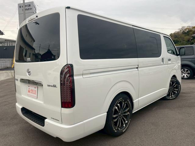 ハイエースバン スーパーＧＬ　ダークプライムＩＩ　パノラミックビューモニター／デジタルインナーミラー／ベットキット／トヨタセーフティセンス／ローダウン／シャレン１７インチアルミ／アクセサリーコンセント／ＬＥＤヘッドライト／ビルトインＥＴＣ車載器（10枚目）