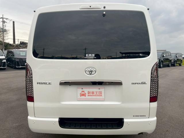 ハイエースバン スーパーＧＬ　ダークプライムＩＩ　パノラミックビューモニター／デジタルインナーミラー／ベットキット／トヨタセーフティセンス／ローダウン／シャレン１７インチアルミ／アクセサリーコンセント／ＬＥＤヘッドライト／ビルトインＥＴＣ車載器（11枚目）