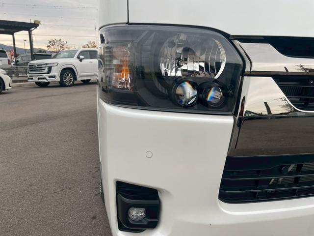 ハイエースバン スーパーＧＬ　ダークプライムＩＩ　パノラミックビューモニター／デジタルインナーミラー／ベットキット／トヨタセーフティセンス／ローダウン／シャレン１７インチアルミ／アクセサリーコンセント／ＬＥＤヘッドライト／ビルトインＥＴＣ車載器（19枚目）