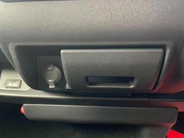 ハイエースバン スーパーＧＬ　ダークプライムＩＩ　パノラミックビューモニター／デジタルインナーミラー／ベットキット／トヨタセーフティセンス／ローダウン／シャレン１７インチアルミ／アクセサリーコンセント／ＬＥＤヘッドライト／ビルトインＥＴＣ車載器（25枚目）