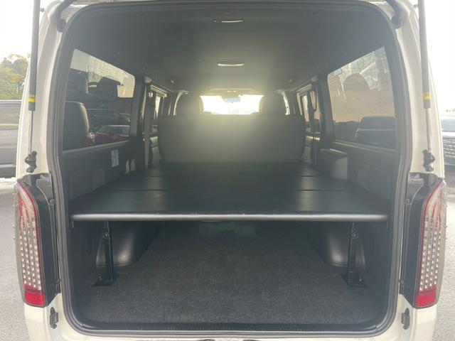 ハイエースバン スーパーＧＬ　ダークプライムＩＩ　パノラミックビューモニター／デジタルインナーミラー／ベットキット／トヨタセーフティセンス／ローダウン／シャレン１７インチアルミ／アクセサリーコンセント／ＬＥＤヘッドライト／ビルトインＥＴＣ車載器（47枚目）