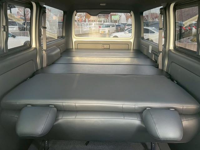 ハイエースバン スーパーＧＬ　ダークプライムＩＩ　パノラミックビューモニター／デジタルインナーミラー／ベットキット／トヨタセーフティセンス／ローダウン／シャレン１７インチアルミ／アクセサリーコンセント／ＬＥＤヘッドライト／ビルトインＥＴＣ車載器（56枚目）