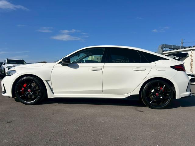 シビック タイプＲ　届出済使用車／バックカメラ／ホンダセンシング／ホンダコネクトディスプレイ／デジタルグラフィックメーター／ＥＴＣ２．０／フルセグＴＶ／ＬＥＤヘッドライト／クルーズコントロール／ブラインドスポットモニター（11枚目）