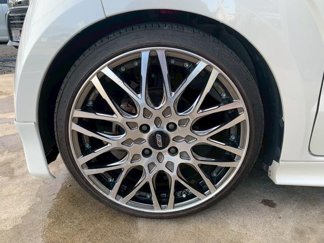 白と黒の看板が目印です。建物は薄い緑色の建物です。ＴＥＬ０７３−４６０−９８４９