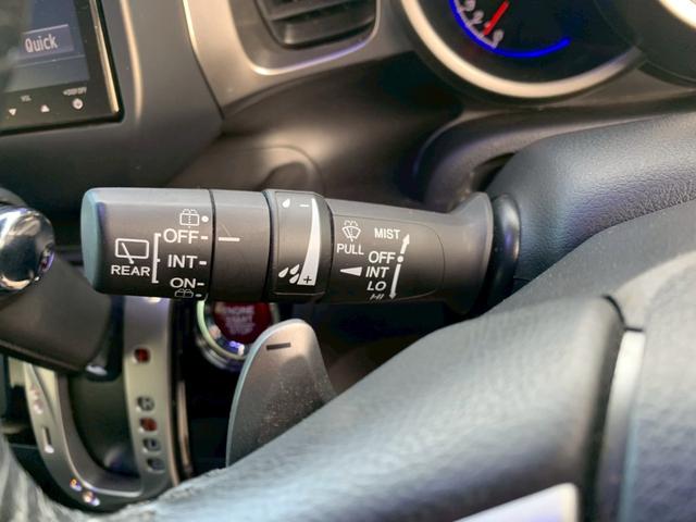 白と黒の看板が目印です。建物は薄い緑色の建物です。ＴＥＬ０７３−４６０−９８４９