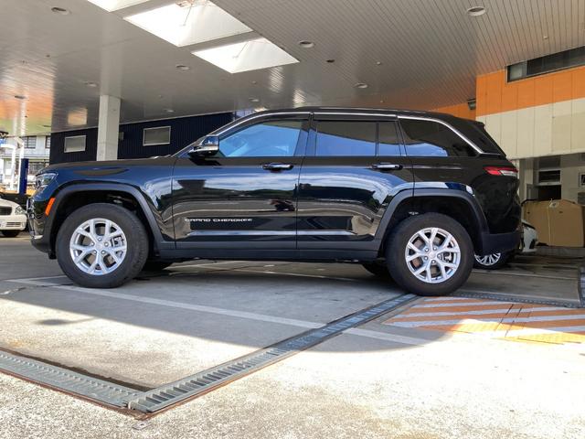 ジープ・グランドチェロキー リミテッド　禁煙車　前後ドラレコ　ＥＴＣ　シートヒーター　フロントサイドバックカメラ　運転席助手席サイドカーテンエアバック　スマートキー　電動シート　電動リアゲード（4枚目）
