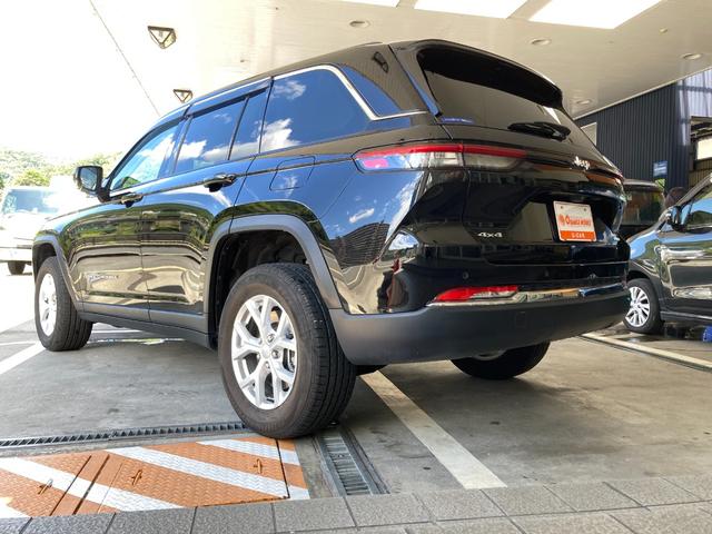ジープ・グランドチェロキー リミテッド　禁煙車　前後ドラレコ　ＥＴＣ　シートヒーター　フロントサイドバックカメラ　運転席助手席サイドカーテンエアバック　スマートキー　電動シート　電動リアゲード（5枚目）