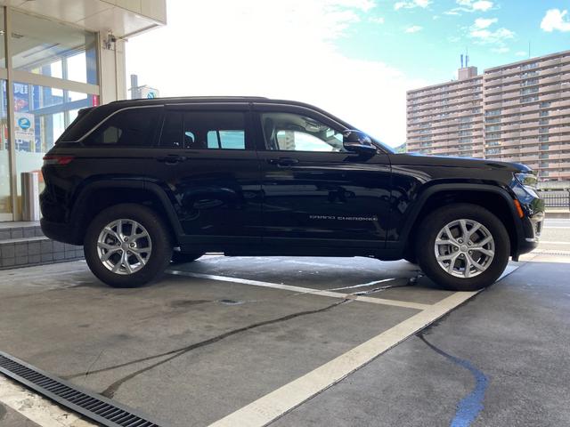 ジープ・グランドチェロキー リミテッド　禁煙車　前後ドラレコ　ＥＴＣ　シートヒーター　フロントサイドバックカメラ　運転席助手席サイドカーテンエアバック　スマートキー　電動シート　電動リアゲード（8枚目）