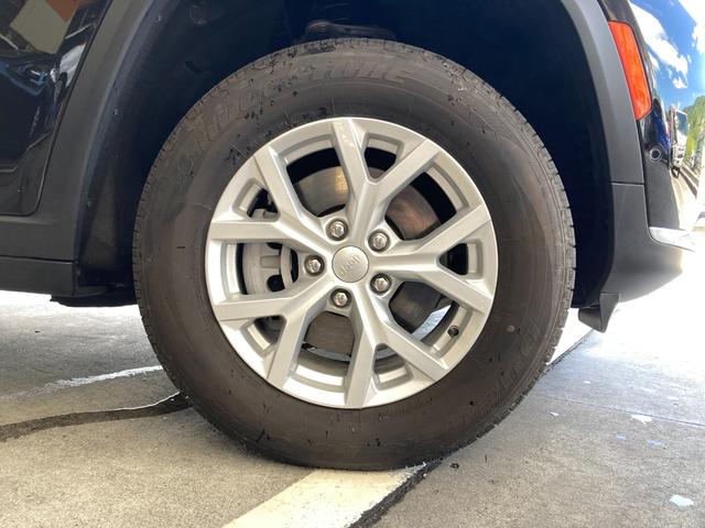 ジープ・グランドチェロキー リミテッド　禁煙車　前後ドラレコ　ＥＴＣ　シートヒーター　フロントサイドバックカメラ　運転席助手席サイドカーテンエアバック　スマートキー　電動シート　電動リアゲード（18枚目）