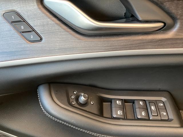 ジープ・グランドチェロキー リミテッド　禁煙車　前後ドラレコ　ＥＴＣ　シートヒーター　フロントサイドバックカメラ　運転席助手席サイドカーテンエアバック　スマートキー　電動シート　電動リアゲード（42枚目）