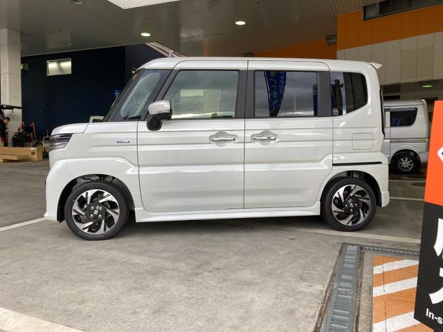 スペーシアカスタム ハイブリッドＸＳ　運転席助手席サイドカーテンエアバック　クルーズコントロール　オットマン　レーンキープアシスト　スマートキー　ベンチシート　両側電動スライドドア　盗難防止装置（4枚目）