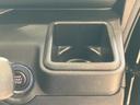 運転席のドリンクホルダーです。角形なので紙パックにも対応しています。