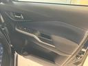 運転席ドアです。全席のパワーウィンドウを操作するスイッチがついてます。サイドミラーもボタン一つで開閉可能です。