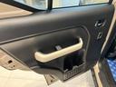 後席左側ドアです。こちらも下部には後席の方が使えるドリンクホルダーがございます。