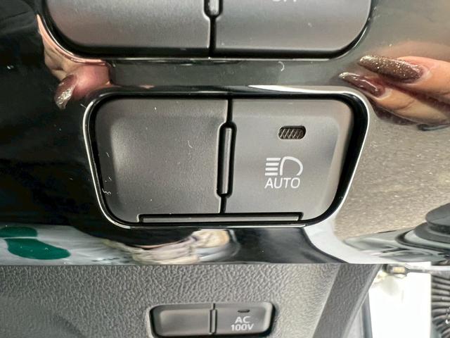プリウス 　衝突軽減ブレーキ・ナビ・Ｂｌｕｅｔｏｏｔｈ・リアクリアランスソナー・ラジオ・バックカメラ・ＥＴＣ車載器・横滑り防止装置・レーンアシスト・プッシュスタート・スマートキー・オートライト・ＬＥＤヘッドライト（13枚目）