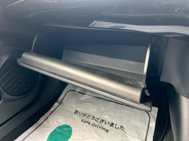 プリウス 　衝突軽減ブレーキ・ナビ・Ｂｌｕｅｔｏｏｔｈ・リアクリアランスソナー・ラジオ・バックカメラ・ＥＴＣ車載器・横滑り防止装置・レーンアシスト・プッシュスタート・スマートキー・オートライト・ＬＥＤヘッドライト（47枚目）