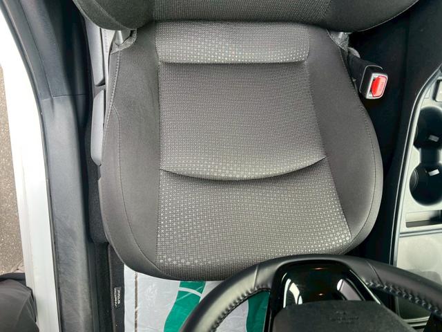 プリウス 　衝突軽減ブレーキ・ナビ・Ｂｌｕｅｔｏｏｔｈ・リアクリアランスソナー・ラジオ・バックカメラ・ＥＴＣ車載器・横滑り防止装置・レーンアシスト・プッシュスタート・スマートキー・オートライト・ＬＥＤヘッドライト（51枚目）
