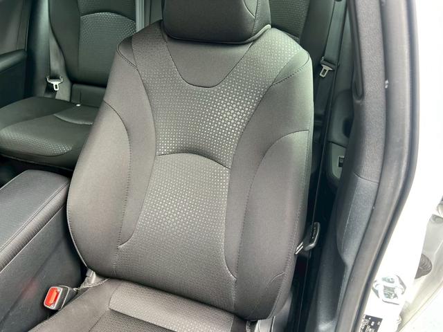 プリウス 　衝突軽減ブレーキ・ナビ・Ｂｌｕｅｔｏｏｔｈ・リアクリアランスソナー・ラジオ・バックカメラ・ＥＴＣ車載器・横滑り防止装置・レーンアシスト・プッシュスタート・スマートキー・オートライト・ＬＥＤヘッドライト（69枚目）