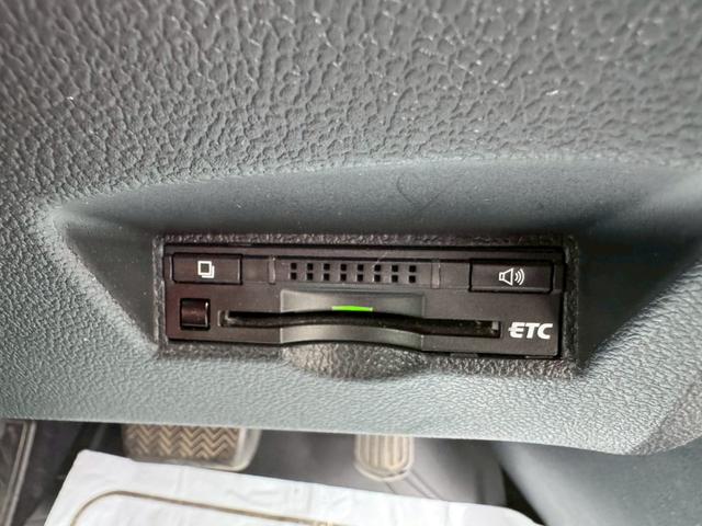 プリウス Ｓ　ナビ・・Ｂｌｕｅｔｏｏｔｈ・テレビ・ＡＭ・ＦＭ・バックカメラ・ＥＴＣ車載器・横滑り防止措置・車両接近通報・プッシュスタート・スマートキー・ステアリングリモコン・電動格納ミラー・パワーウィンドウ・ＡＢＳ（12枚目）