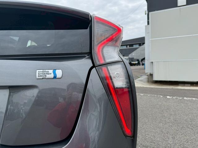 プリウス Ｓ　ナビ・・Ｂｌｕｅｔｏｏｔｈ・テレビ・ＡＭ・ＦＭ・バックカメラ・ＥＴＣ車載器・横滑り防止措置・車両接近通報・プッシュスタート・スマートキー・ステアリングリモコン・電動格納ミラー・パワーウィンドウ・ＡＢＳ（27枚目）
